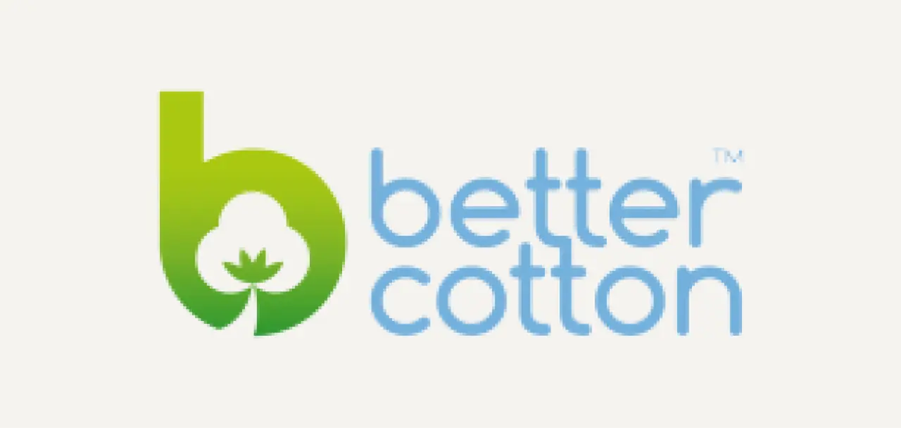 Das Better Cotton-Logo besteht aus einem grünen Kleinbuchstaben „b“ mit einer weißen Baumwollkapsel darin, neben dem Wort „Better Cotton“ in hellblauen Kleinbuchstaben.