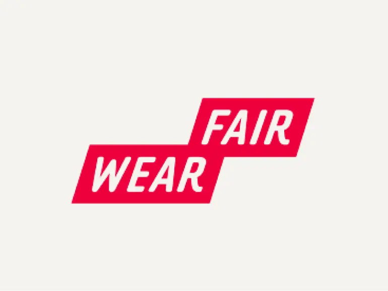 Das Bild zeigt die Wörter WEAR und FAIR in fetten weißen Großbuchstaben auf zwei überlappenden roten Rechtecken, wobei WEAR unten und FAIR oben steht und so eine versetzte Form auf einem einfarbigen Hintergrund bildet.