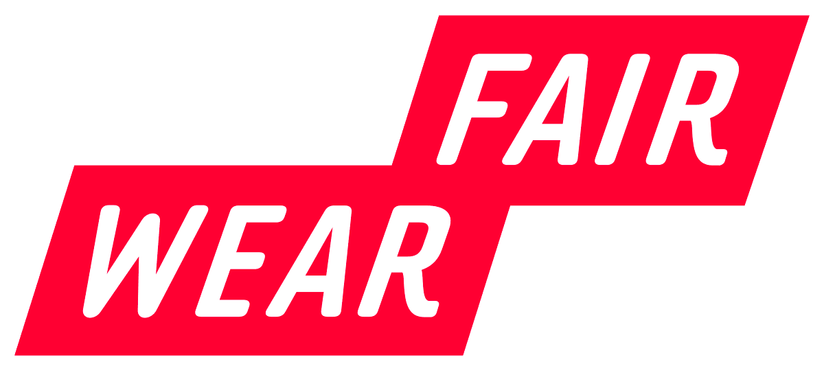 Rote geometrische Formen zeigen die Wörter FAIR und WEAR in fetten weißen Buchstaben, wobei FAIR oberhalb und etwas rechts von WEAR steht.