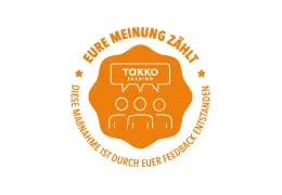 Ein orangefarbenes rundes Abzeichen mit dem Text „Eure Meinung zählt“ oben, drei stilisierten Personen und einer Sprechblase mit der Aufschrift „Takko Fashion“ in der Mitte und weiterem Text auf Deutsch am unteren Rand.