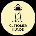 Eine einfache Strichzeichnung eines Leuchtturms über welligem Wasser, darunter die Wörter CUSTOMER und KUNDE, alles eingefasst in einen kreisförmigen beigen Hintergrund.