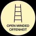 Ein einfaches Symbol einer schwarzen Leiter in einem beigen Kreis mit dem darunter in fetten Großbuchstaben geschriebenen Schriftzug OPEN MINDED OFFENHEIT.